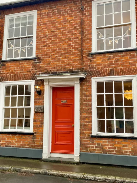 Stylish Homely Cottage Near High St & River Stour - Image 1