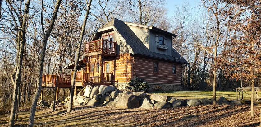 secluded cozy cabin in the woods on Sangamon river - Image 1