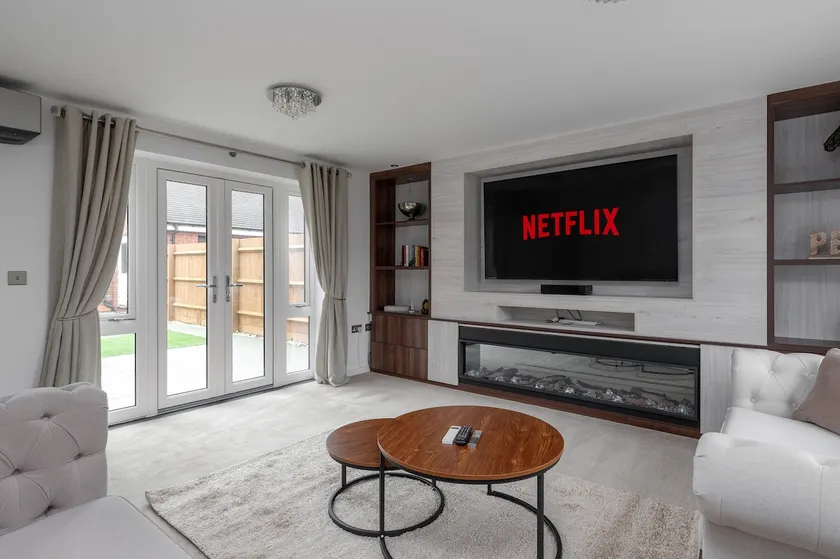 Luxury 5BR Home+ Parking •Sleeps 8 -Great Location - Image 1