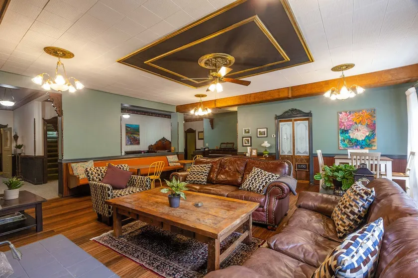 Westfir Lodge & Mountain Market - Image 1