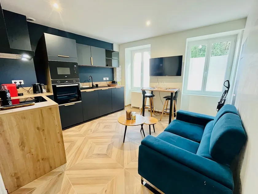 Cocoon in Bourgoin Center with Private Parking & Air Conditioning - Image 1