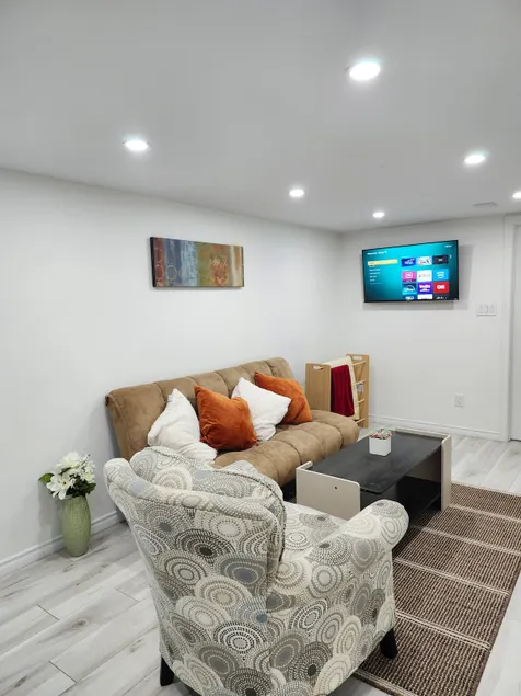 Cozy and bright 2 Bedroom Unit - Image 1