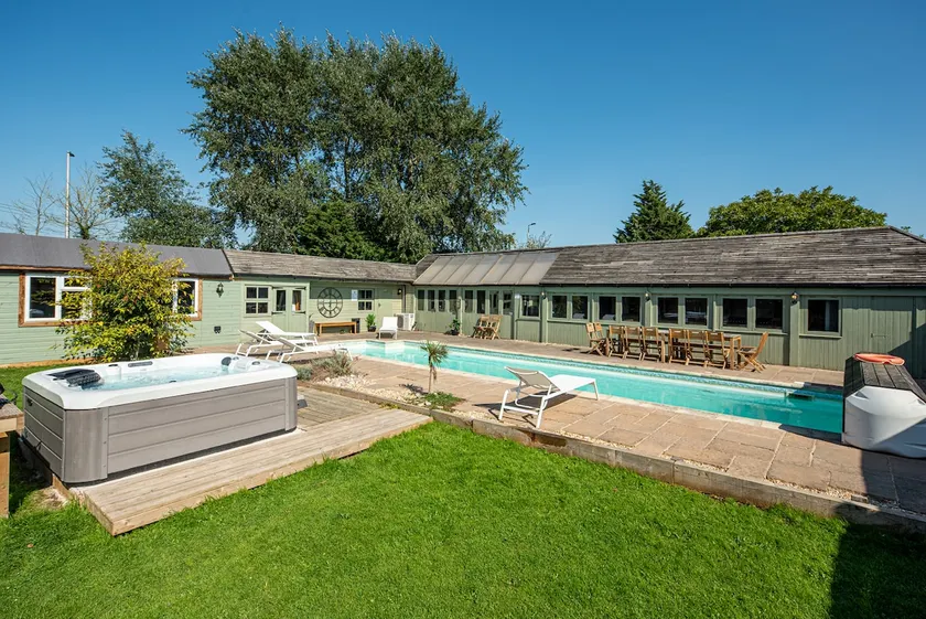 Cabin - Heated pool & hot tub - Image 1