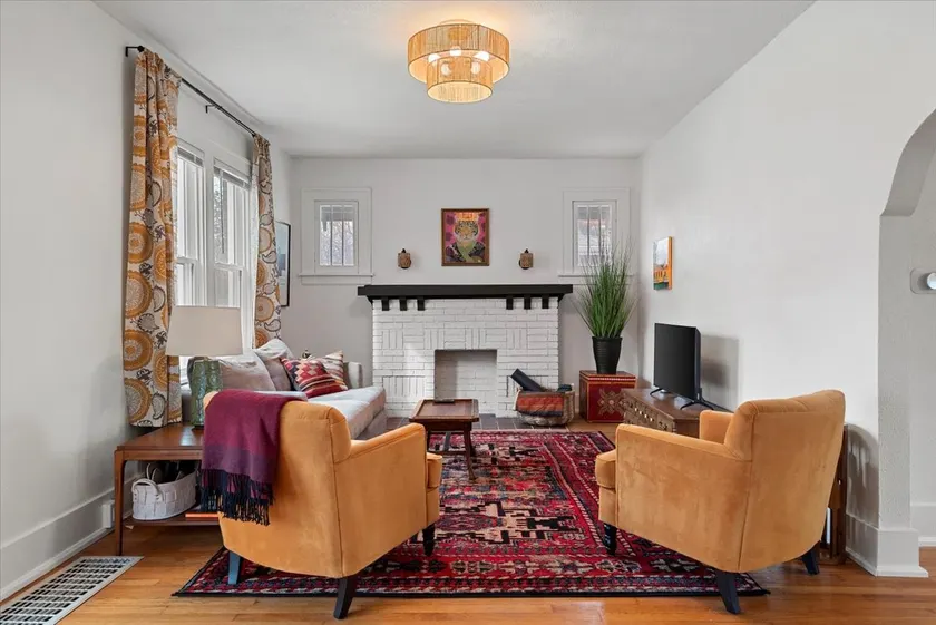 The Artist's Bungalow: 1 King and 1 Queen Bed - Image 1