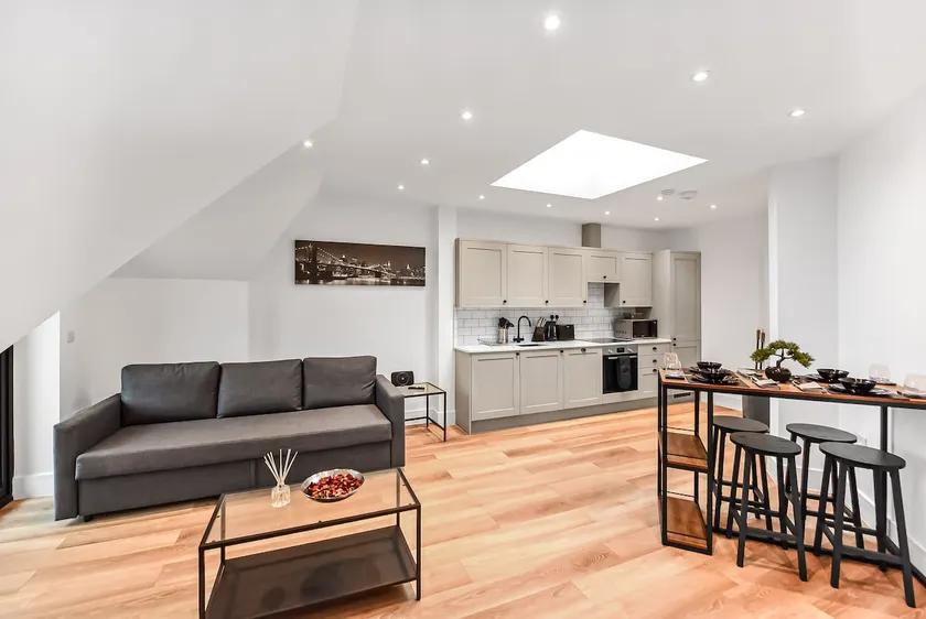 Modern 1 Bedroom Stay, Balcony, East Croydon - Image 1