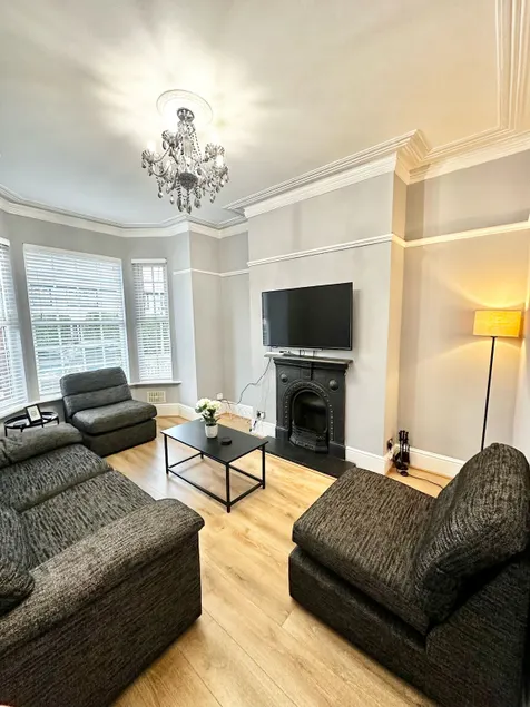 Large 5-Bedroom House in Salford-Free Parking-Sleeps 10 - Image 1