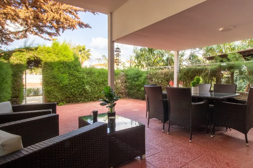 Large Veranda 2BR Walk to Beach - Image 1