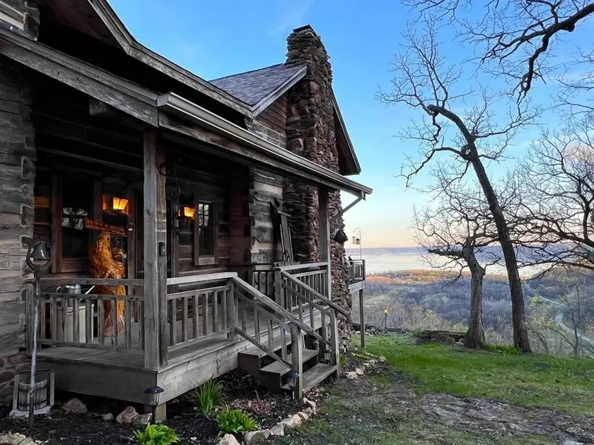 Eagle View Lodge - 1850's Log Cabin w/ Hot Tub - Image 1