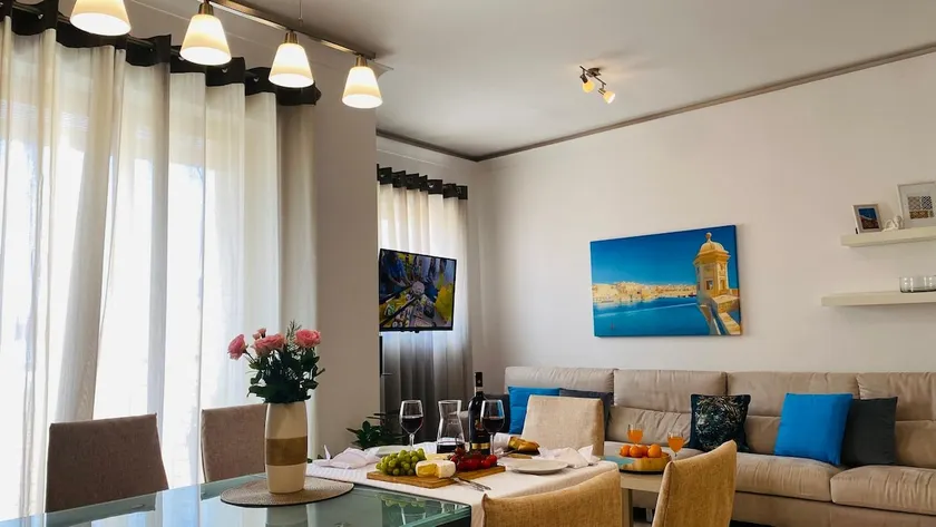 St Julians Cute Holiday Apartment with side seaview - Image 1