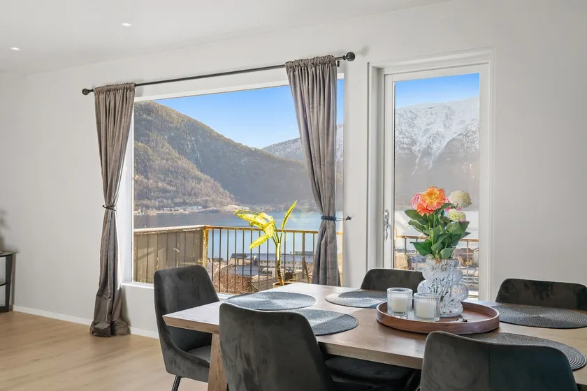 6 bedroom house with great view - Image 1