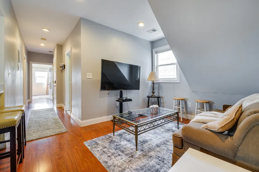 Free Parking | Stocked Kitchen | 10 min -> Boston - Image 1