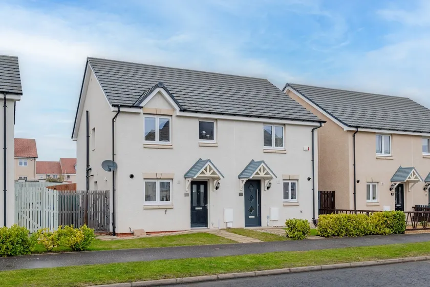 3 Bedroom House-private Parking - Image 1