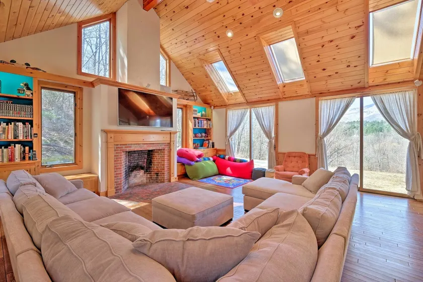 Home on 40 Acres with Pinball in Game Room - Image 1