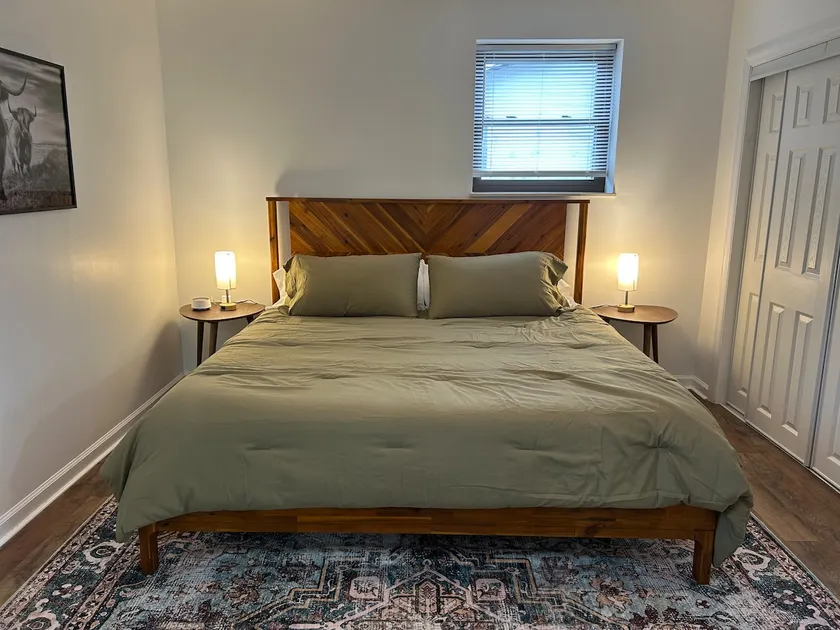 Charming One Bedroom One Bath w/ Mountain Views! - Image 1