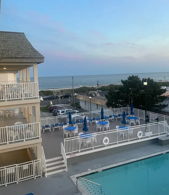 Beachfront 2 Bedroom In Town - Image 1