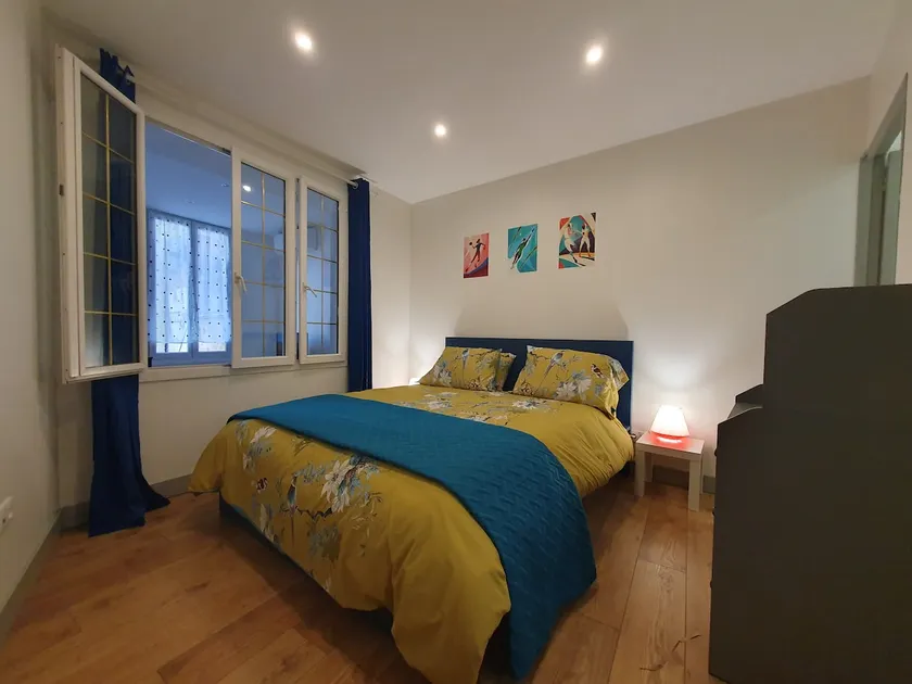 Downtown, ground floor, courtyard, air conditioning, heating - Image 1