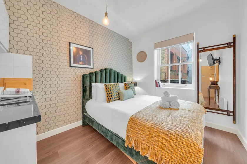 Stylish Studio Retreat in an Upscale Area - Image 1