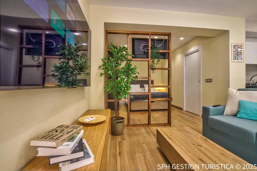 Leo Home apartment downtown, private garage - Image 1