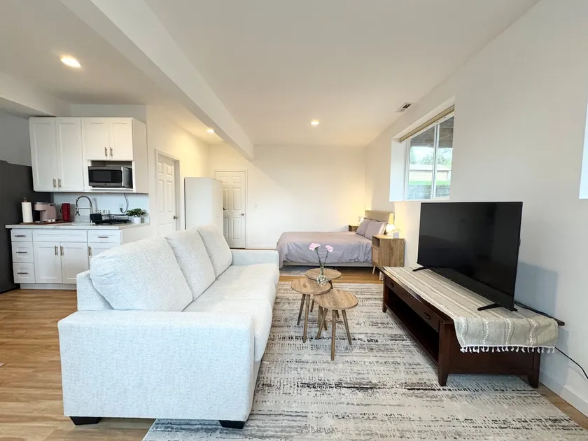 Sunny Suite private entry, near Seattle & airport - Image 1