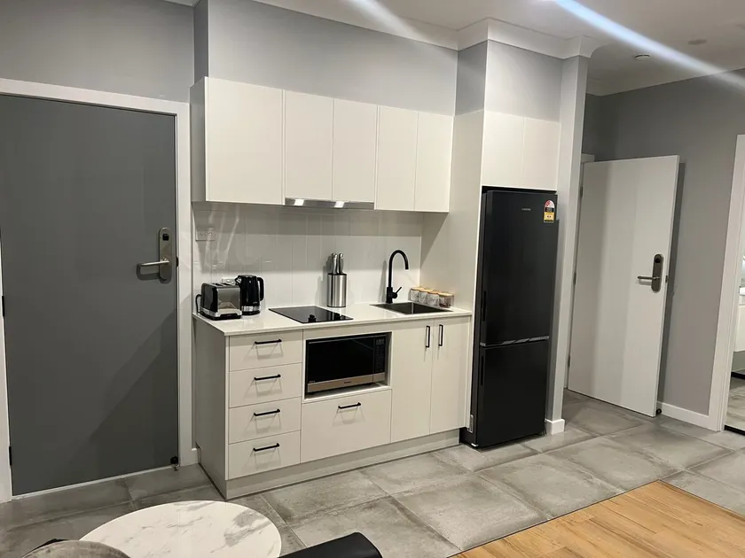 1 BR Deluxe in Adamstown Heights - Image 1