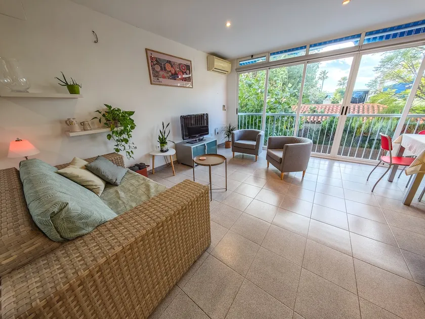 Corner apartment with patio by the beach - Image 1
