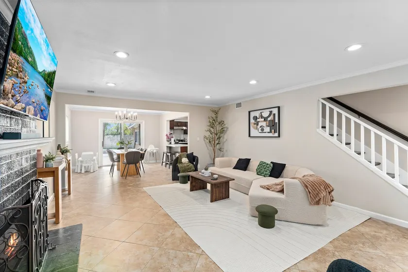 Spacious Home - Yard - Game Room - Image 1