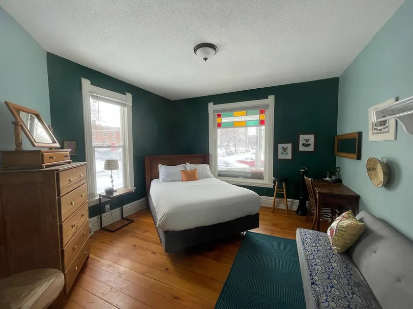 Charming and Sunny 3 Bedroom - Image 1