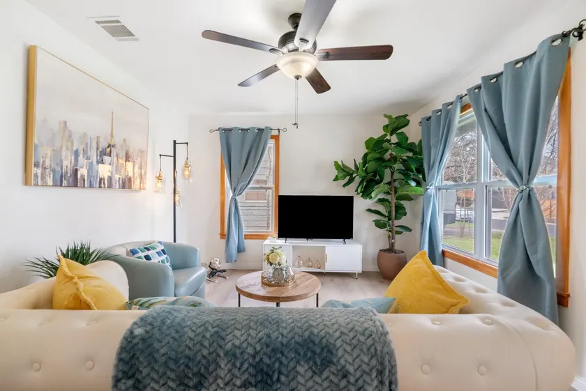 Bright & Modern House Near SoCo - Image 1