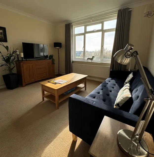 Charming 2 Bedroom Flat in Cooden Beach - Image 1