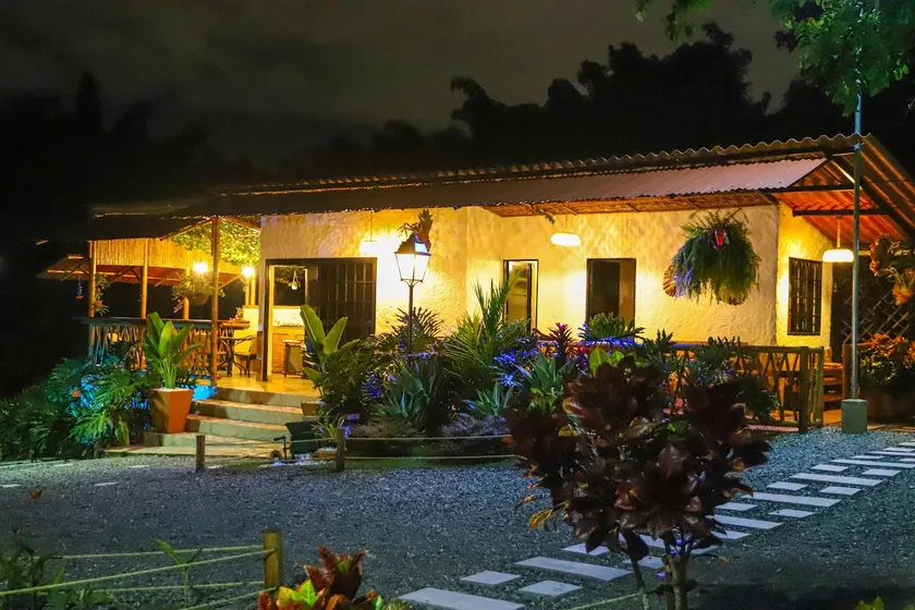 Exclusive property near theme parks. - Image 1