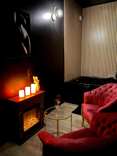 Black Suite – Jacuzzi & Secret Cellar - Image 1