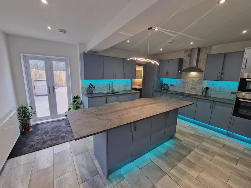 Stunning Modern Riverside Cottage - Image 1