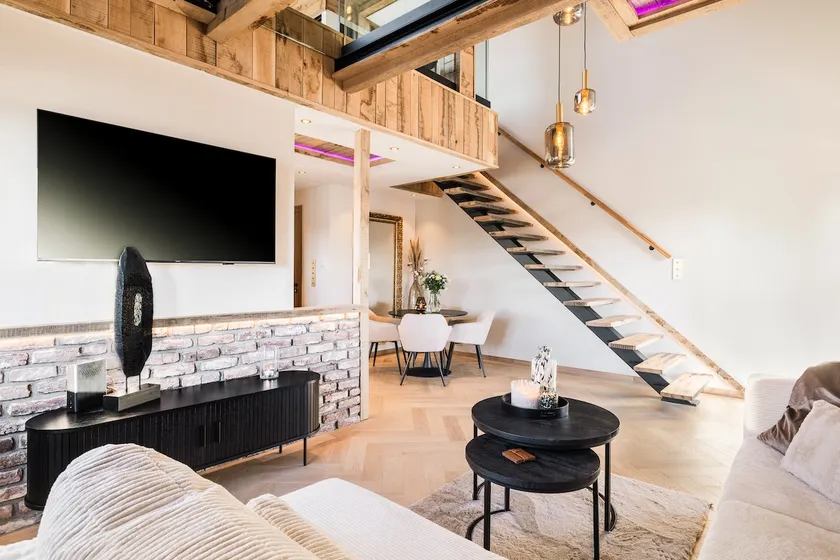 Prestige Suite: Luxury & Romance - Image 1