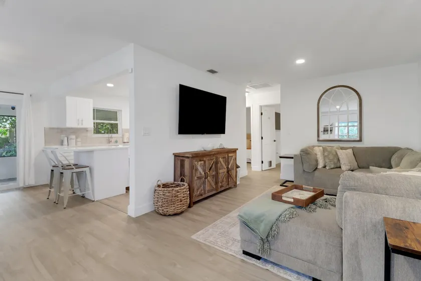 Naples Nest- Located near Beaches and Downtown - Image 1