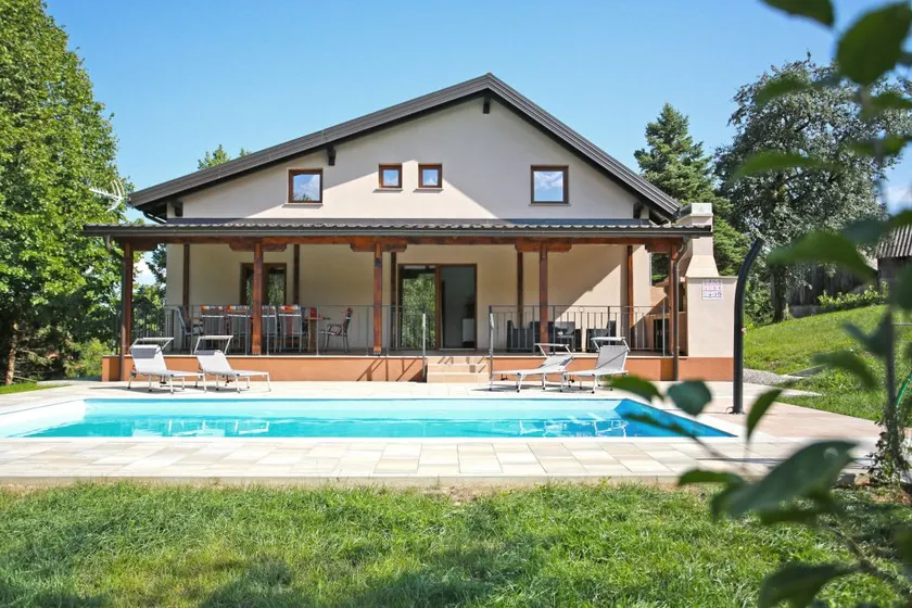 Luxury Villa – Above the lake - Image 1