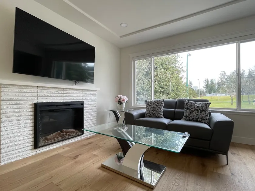 Mordern 2-Bedroom Vancouver Getaway Prime Location - Image 1