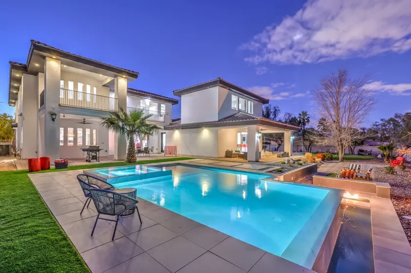 6bdrm Mansion 10min from Strip - Image 1