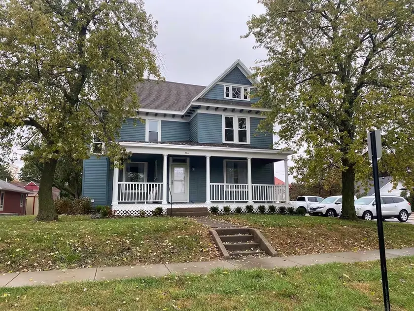 Blue House on Main - Pet Friendly - Image 1