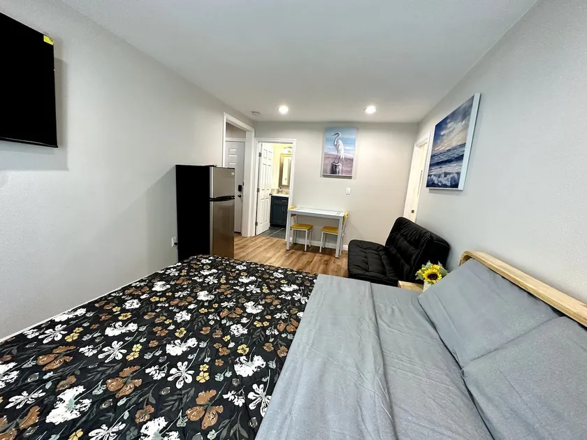 Renovated studio with private entrance 11644-D - Image 1
