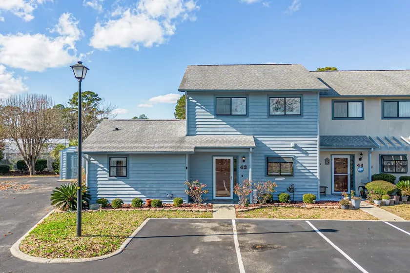 Spacious 3BR/3BA Townhome w/ 1st Floor master - Image 1