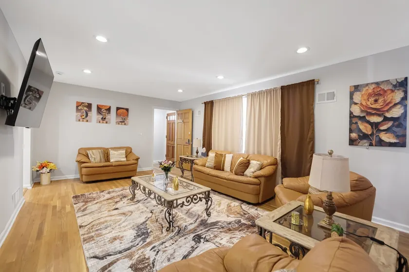Peaceful Luxury Stay • Parking • NYC Accessible - Image 1