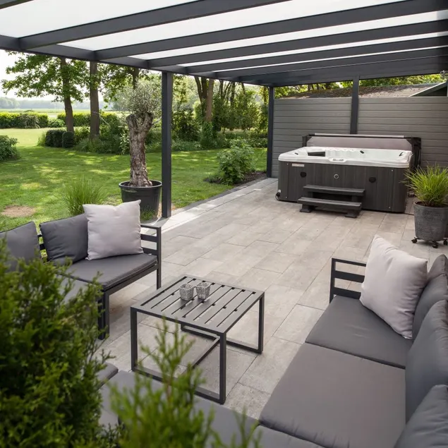 Spacious country house with hot tub - Image 1
