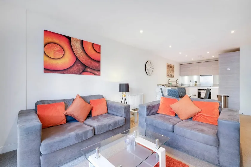 Alder House Serviced Apartment Maidenhead by 360stays - Image 1
