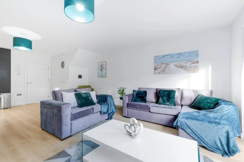 Spacious 4 Bed Hse -01 w/ Parking in Farnham Royal - Image 1