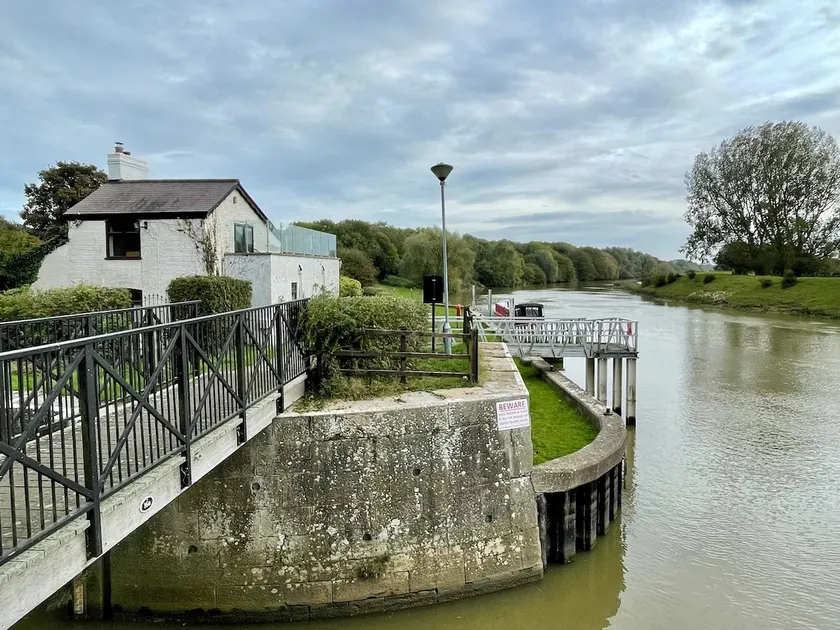 Eclectic Lock Keeper's Cottage - Anton's Gowt - Image 1