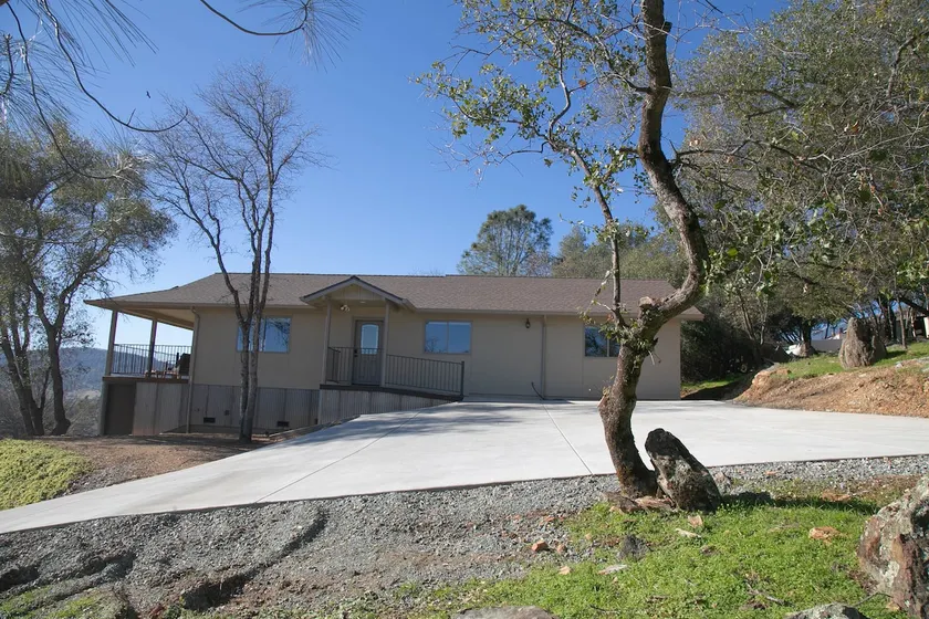 Dillashaw's Rustic Oak House - Image 1