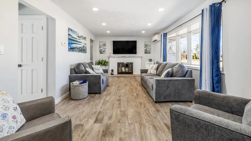 Lake Shore Luxury 4 bed | 2 bath - Image 1