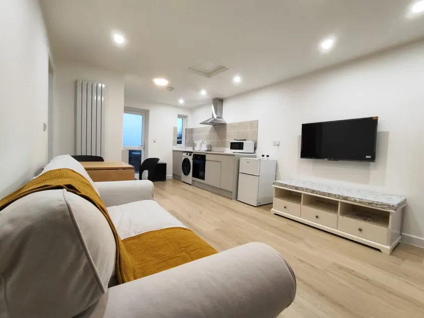 2 Bed Chippenham House with Parking - Image 1