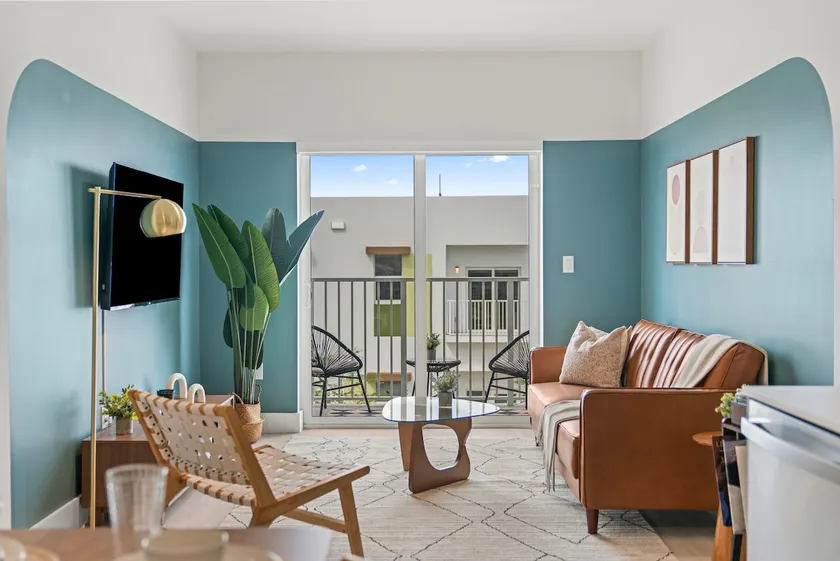 Two Bedrooms | King Suite Comfort | Free Parking - Image 1