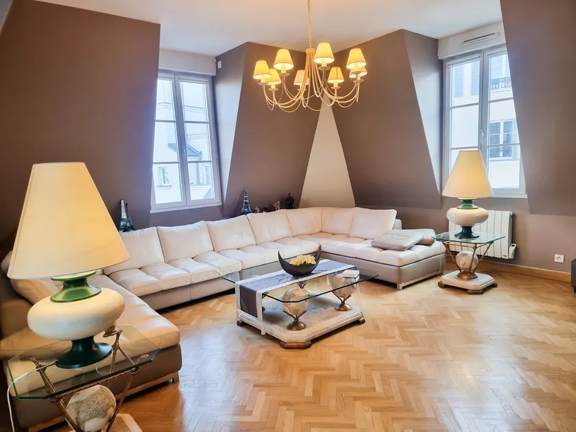 Luxury 3-bedroom apartment in the city center - Image 1